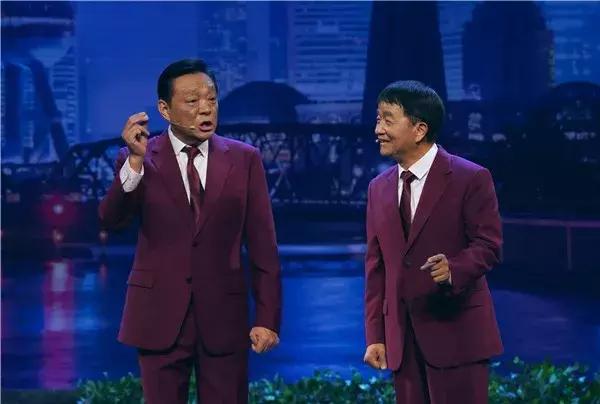 25年申花真铁杆“阿德哥”演出当面吐槽曹赟定“申花一直输球”