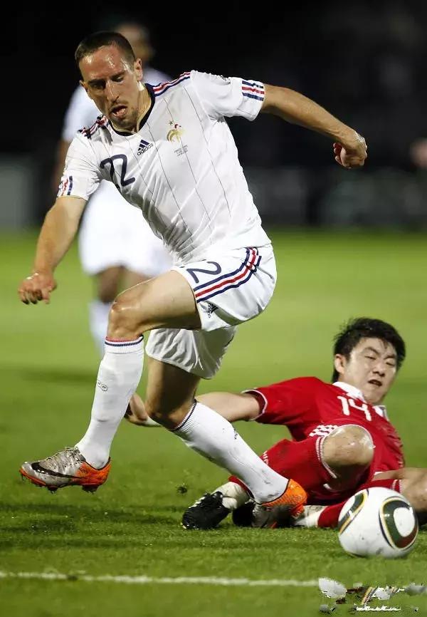 国足球员身材走样德布劳内,国足胖肚子