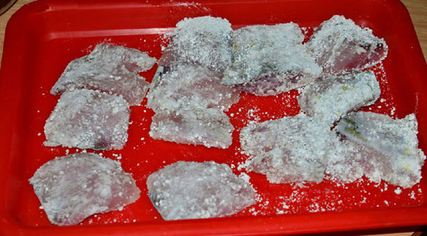 怎么煎鱼不粘锅放两次油,煎鱼要怎么样才不溅油到外面