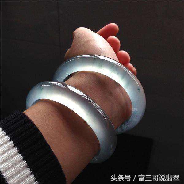 翡翠手镯圈口大点好还是小点好,翡翠手镯要买多大圈口合适