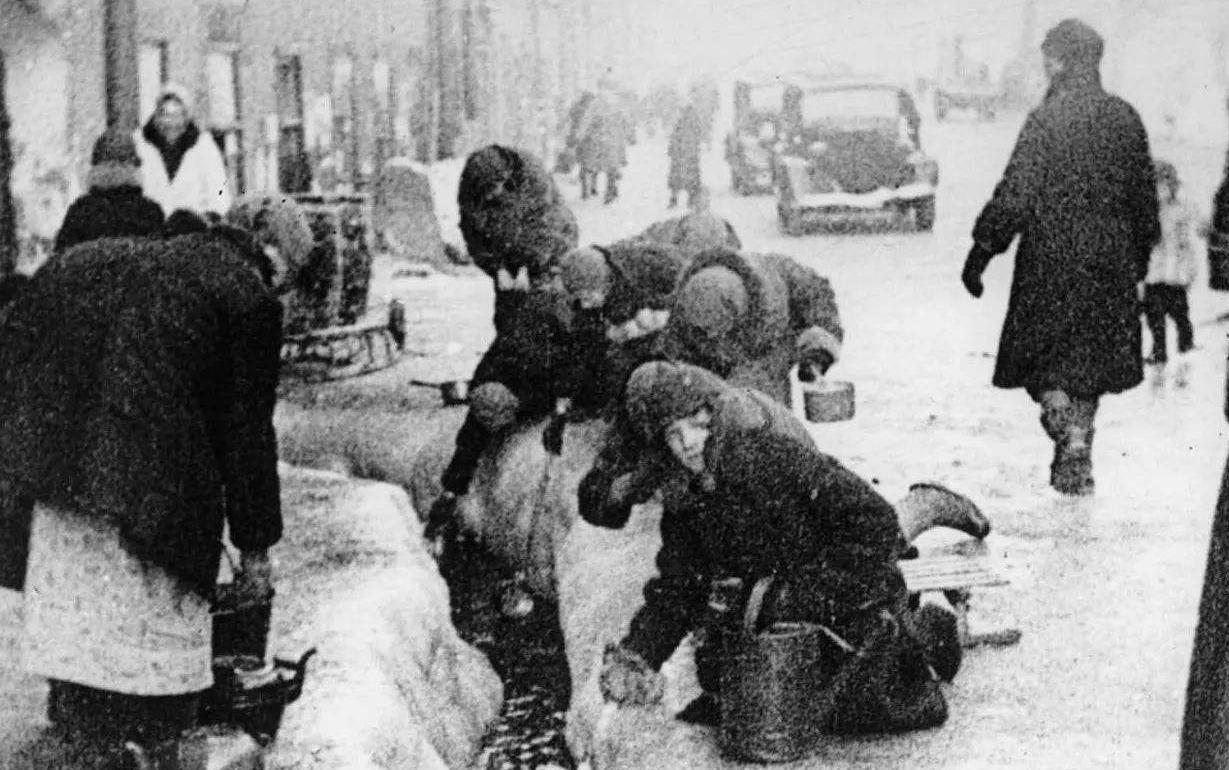 希特勒饮弹自杀，德国经济全面崩溃，两根美国香烟就能换一德国美女