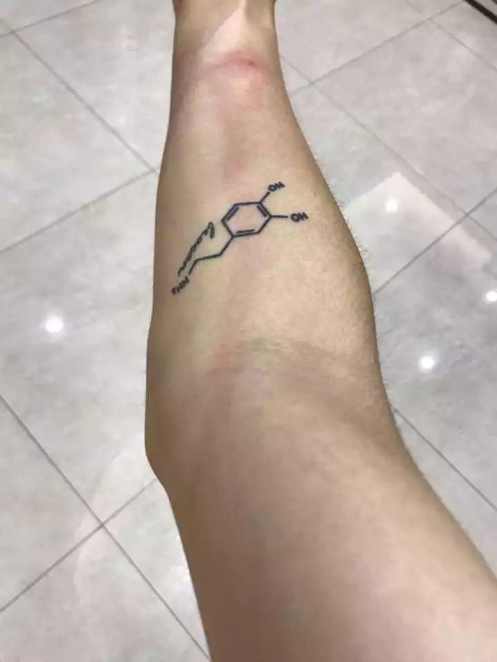 小伙被蚂蚁咬了一口,小伙被虫咬住了一下