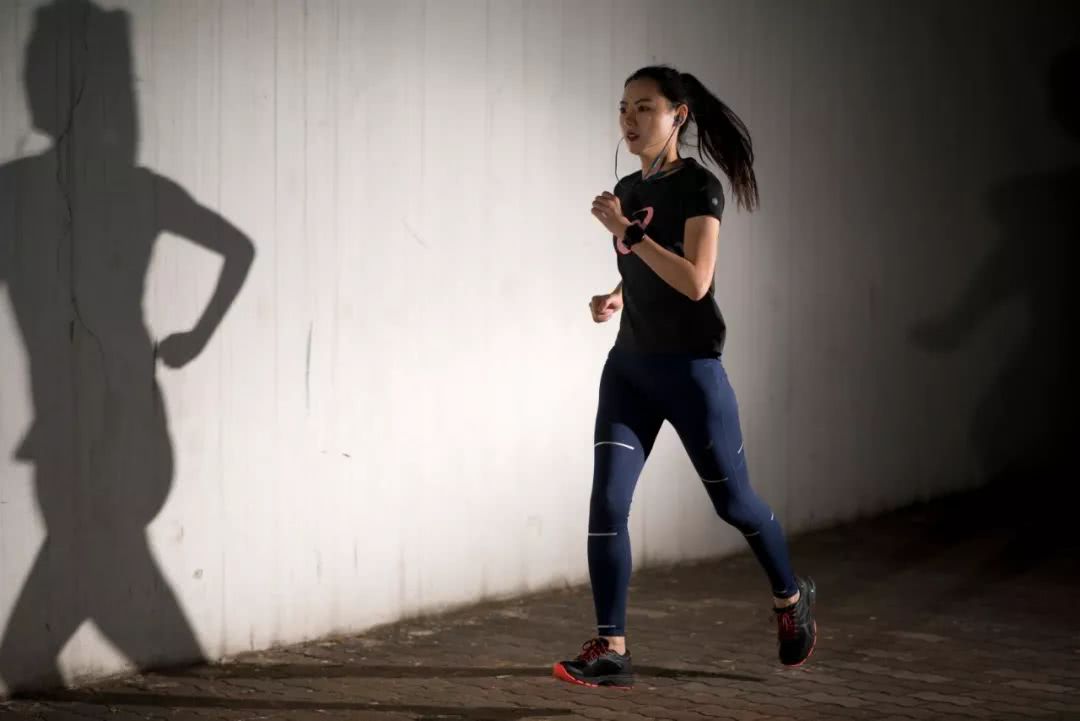 沿着42.195公里的跑道，她们奔向生活的远方