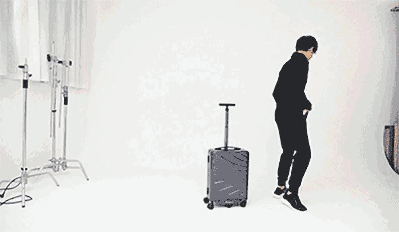 「小蟹趣玩」行李箱自动跟着你走，炫酷！