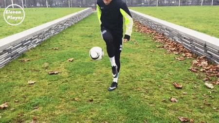 足球技巧花式起球小学生,足球后脚跟起球教学