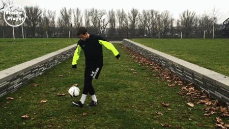 足球技巧花式起球小学生,足球后脚跟起球教学