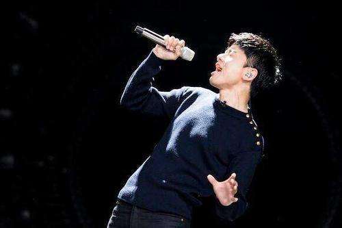 唱了这么多年ktv,这样拿话筒可以让我们离歌神更近一步!