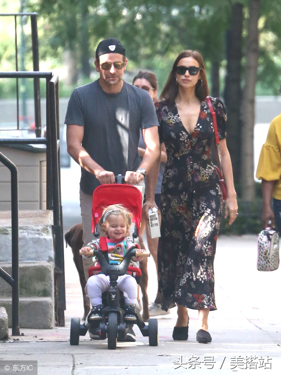 c罗的前女友伊莲娜戴狮子头走秀,c罗绯闻女友丹妮埃拉查韦斯