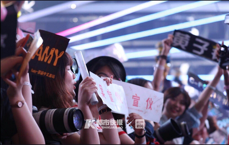 过生日开演唱会出专辑都要应援，还在美国时代广场打广告！杭州姑娘亲述：粉丝为啥愿意为偶像花钱