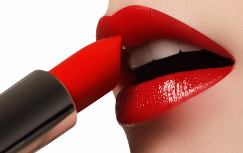 为什么口红涂上看着很脏,为什么口红涂得不好看很容易掉