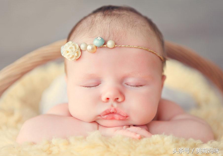 新生儿头上的乳痂要怎么处理,婴儿头上乳痂简单有效的清理方法