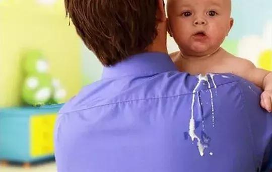 宝宝吐奶的小妙招教你,宝宝吐奶的正确方法小妙招