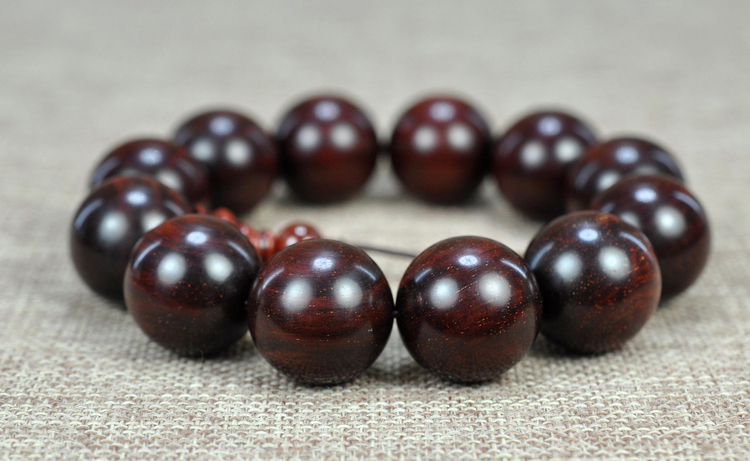 小叶紫檀手串戴发黑,刚买的小叶紫檀发黑