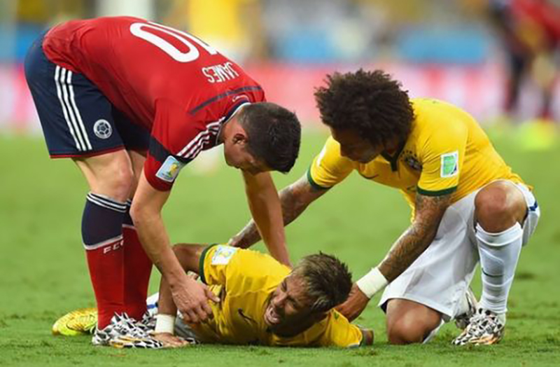 聊聊足球场的肮脏动作，内马尔太揪心，C罗不是不报时候未到