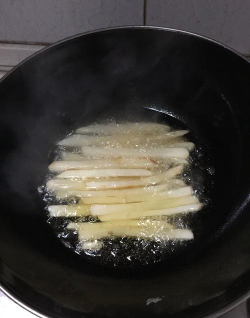 炸薯条千万不要直接下油锅,炸薯条要不要焯一下水