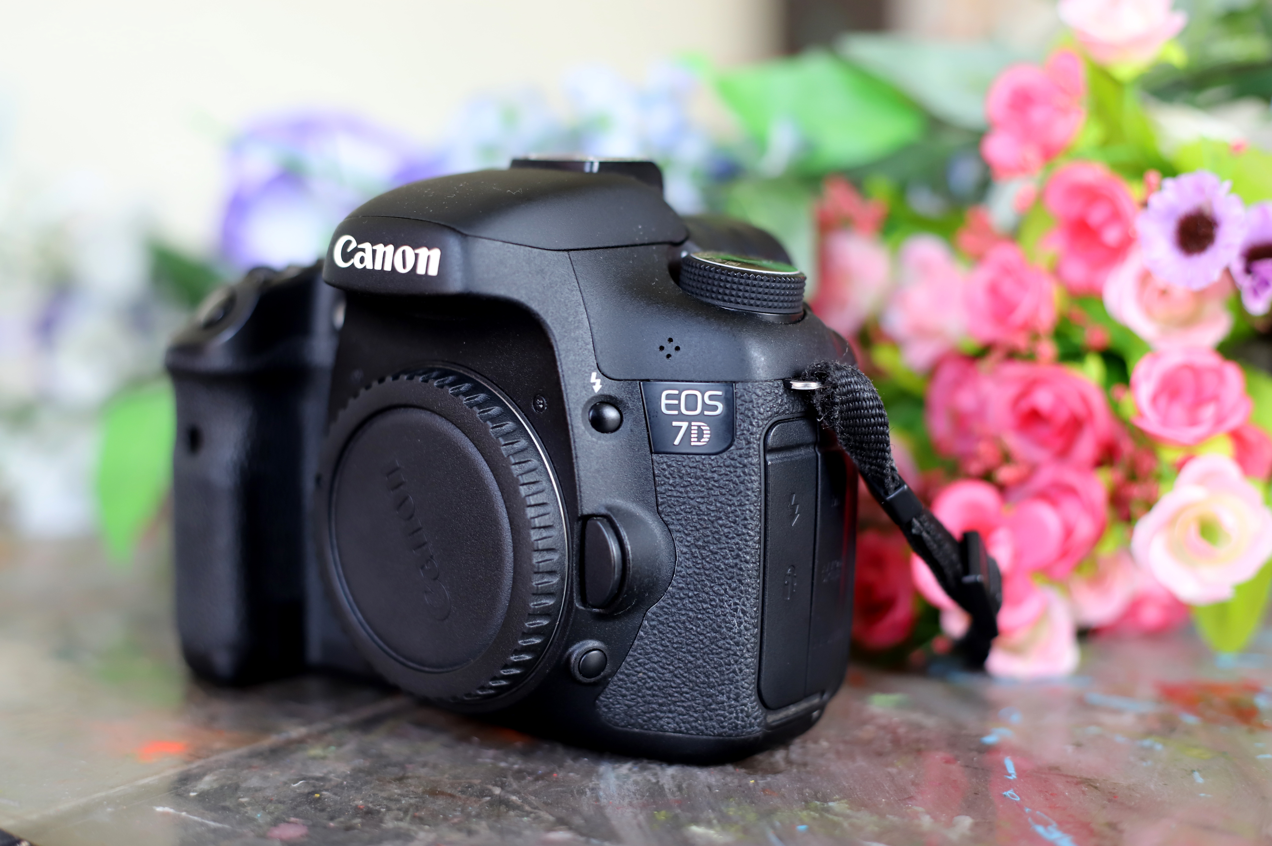 佳能一台拥有双核处理器的单反成为当时中高端数码单反的新标杆