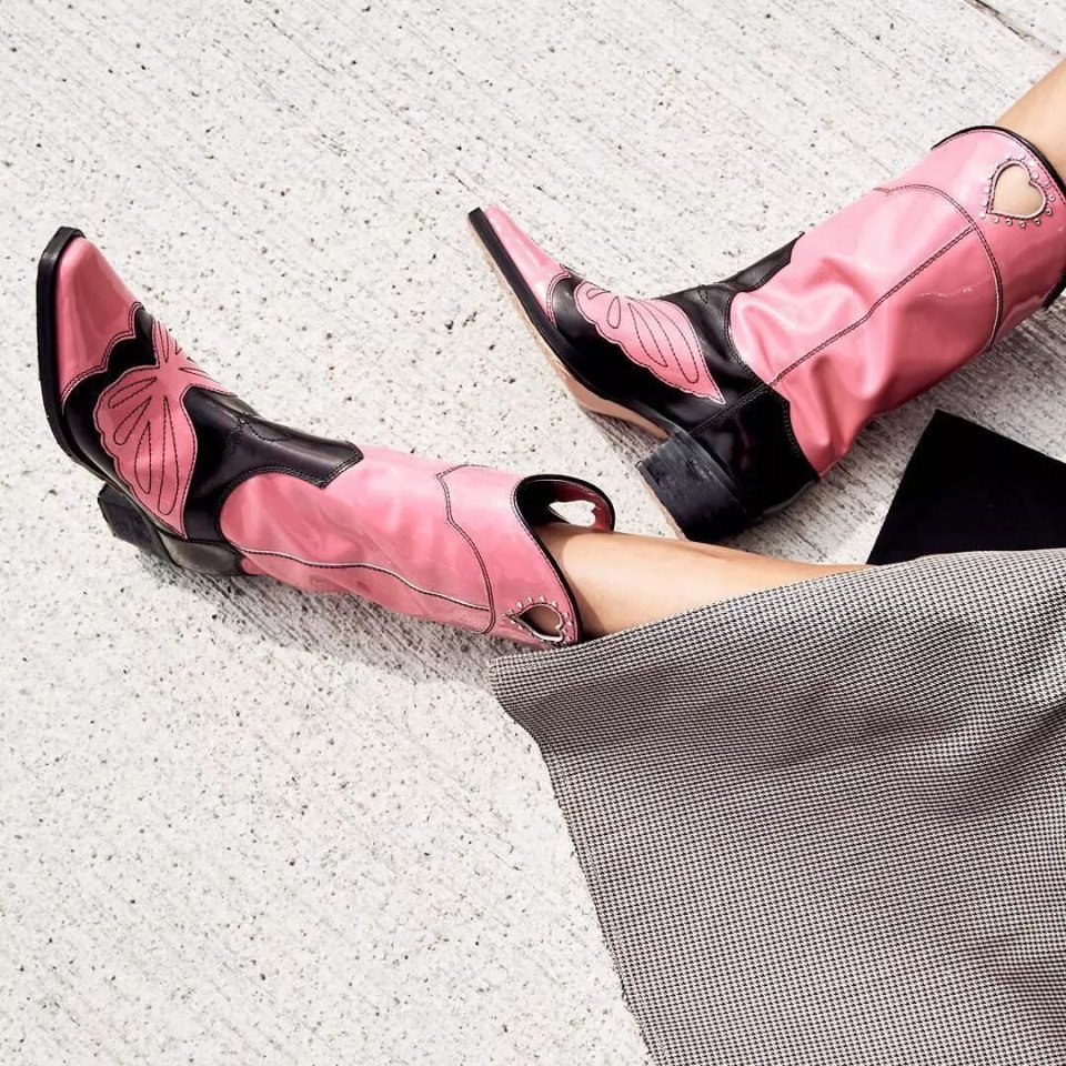 今年的靴子流行买短不买长,今年秋冬穿靴子就买这3种高级色