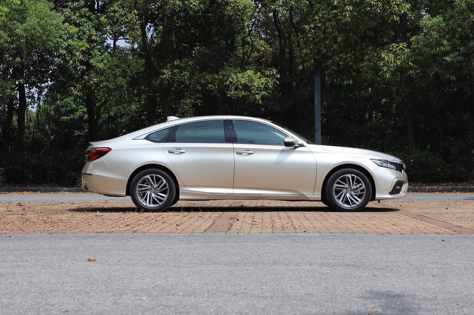 东风本田inspire260精致版落地价,本田雅阁1.5精英版与本田inspire