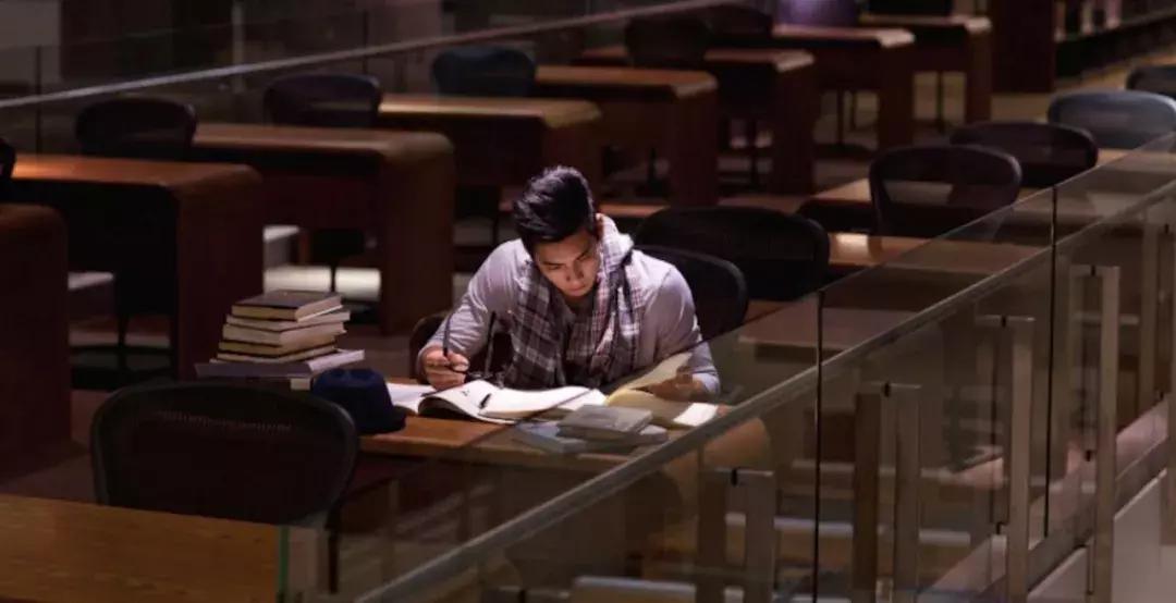 18岁中国留学生跃轨自杀，当场死亡！“我并没有想象的快乐”