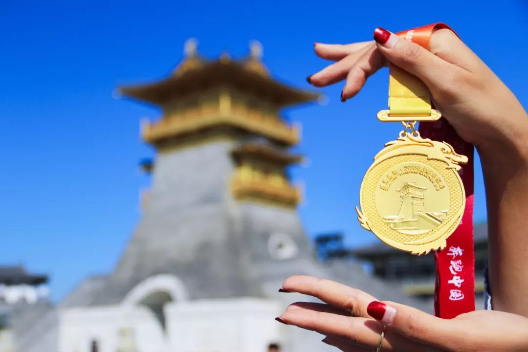 祥云衬托，卧龙环绕，襄马奖牌C位出道