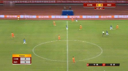 国足小将失误,国足秀球技摔倒