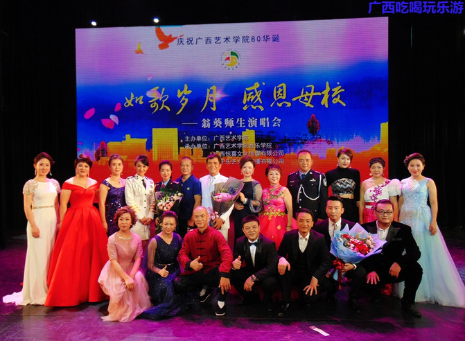 抱着个小孩，歌声还那么高亢，艺院老教授翁葵赢得满堂彩！