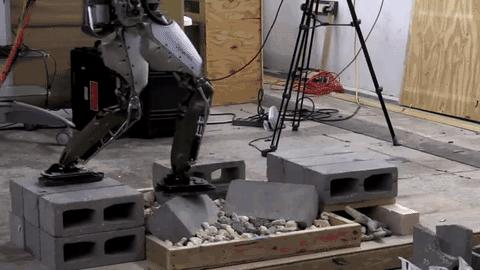 机器人跑酷太空步,机器人跑酷单脚跳上阶梯