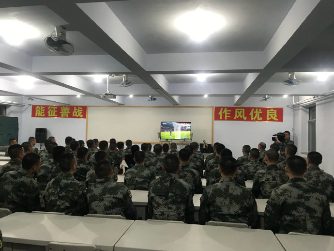 国足的训练日常,国足进行军事化训练