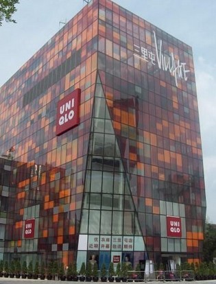 靠卖衣服起家的成功人,现在的服装行业到底要怎么做