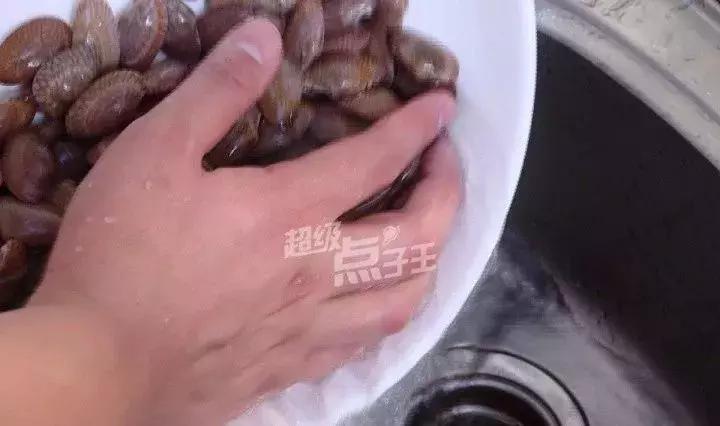 火爆花甲最正宗的做法,火爆花甲教程香辣