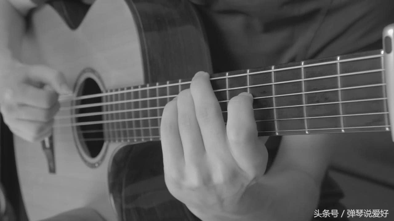 吉他初学者建议靠弦还是不靠弦,吉他弦换的按法和转换
