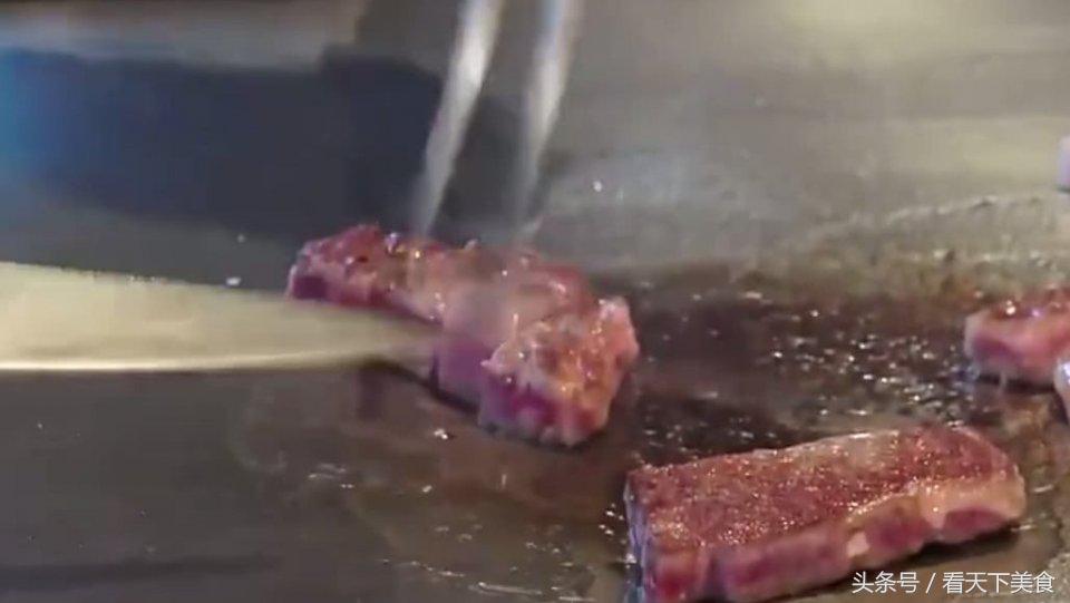 火焰牛排做法步骤教程图解,厨师切牛排真实视频