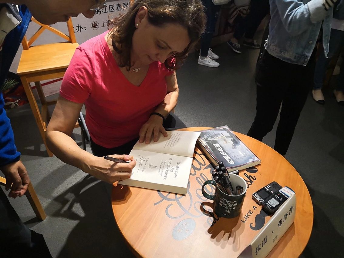 请灶神、做红油、吃兔头，英国女孩20多年来被川菜迷得神魂颠倒