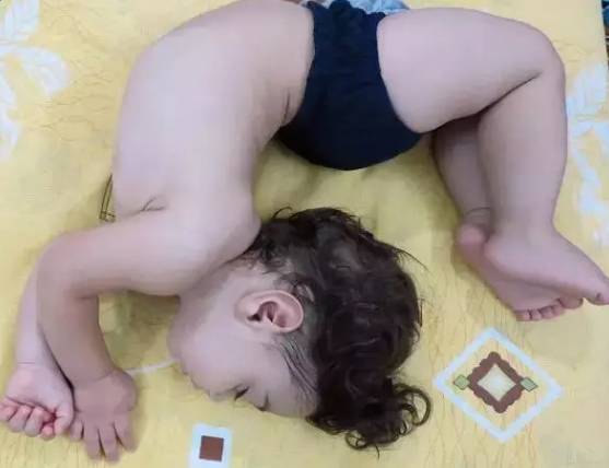 小孩双手握拳倒立俯卧撑,小孩倒立俯卧撑