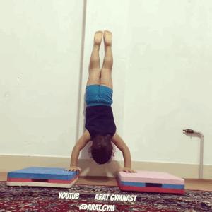 小孩倒立俯卧撑,倒立俯卧撑小学生练八块腹肌