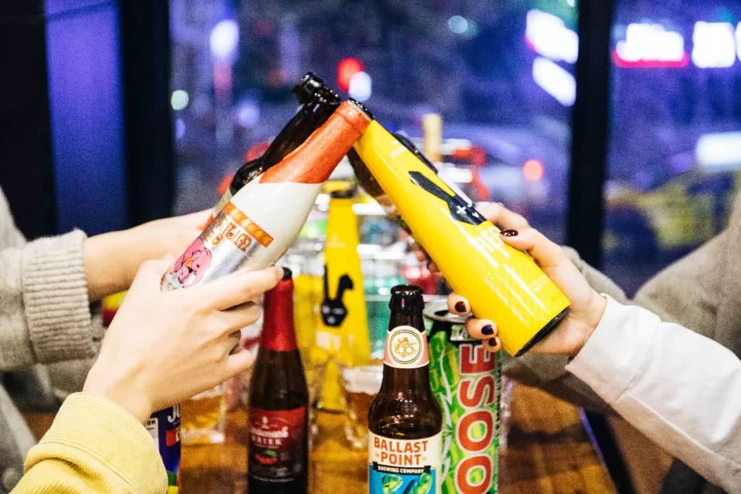 夜场界地震了！观音桥新开一家奇葩酒吧，整条街的风头都被它抢了