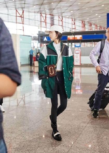 周冬雨同款衣服穿搭秋冬,周冬雨牛仔裤连衣裙