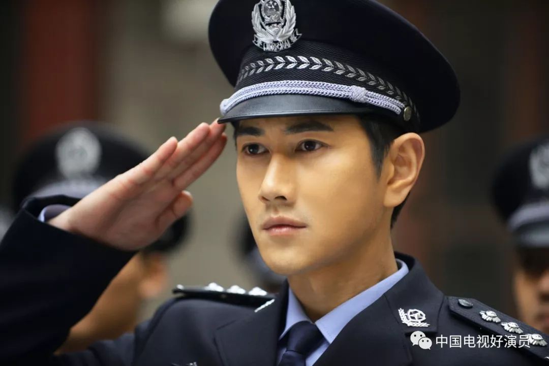 剧迷不忍韩进队长领便当何明翰《橙红年代》中诠释警察角色获赞