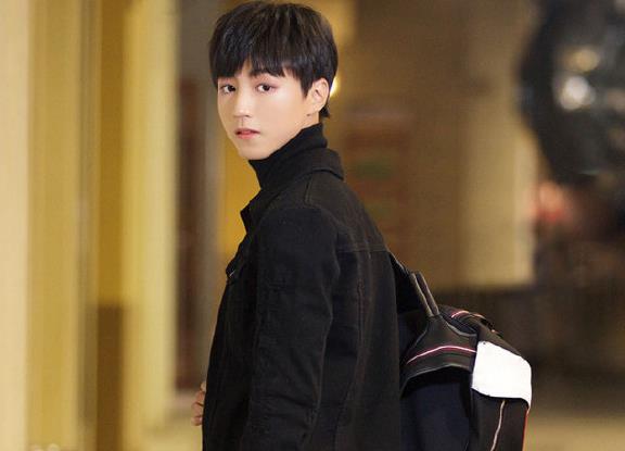 易烊千玺教王源跳舞收五块钱,明星一个月能挣多少钱蔡徐坤