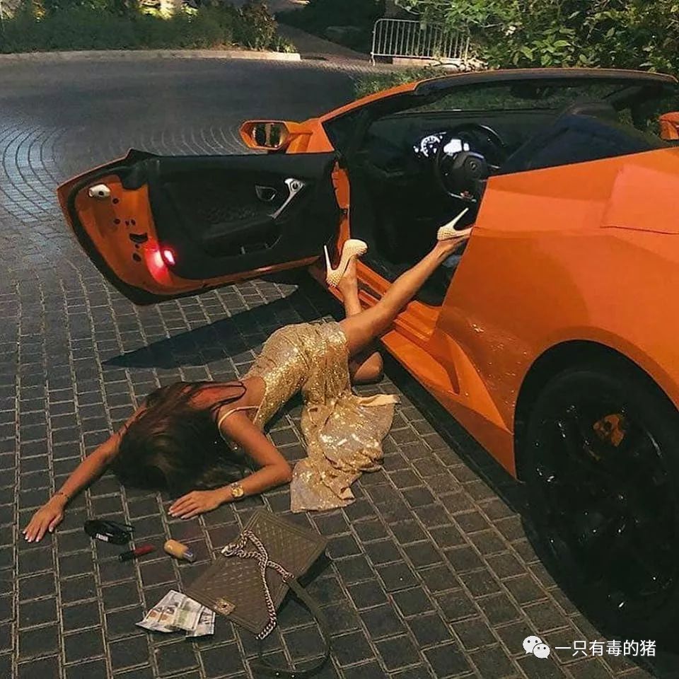 深扒摔跤炫富：原来富婆们20w包包里的东西也没什么了不起