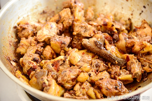 土鸡炖汤什么时候放盐要不要焯水,土鸡炖汤焯水的黄油要不要去掉