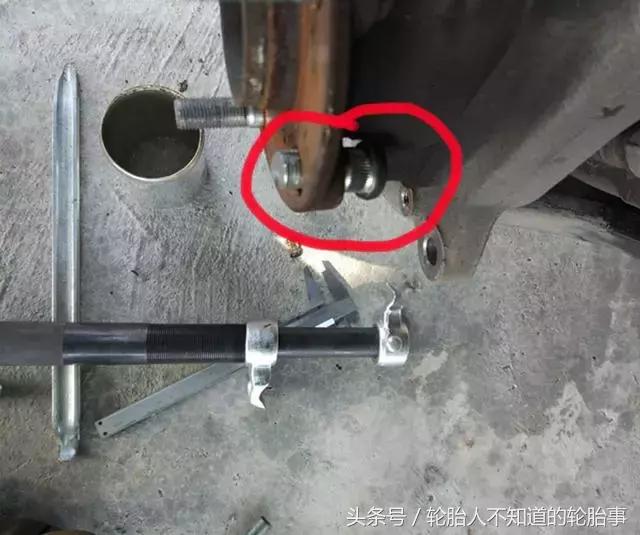 轮胎螺丝断4个怎么回事,轮胎螺丝为什么会断了