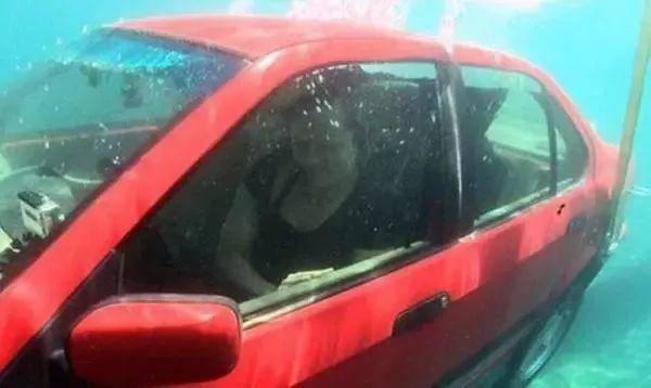 汽车落水自救技巧视频教程卡通,汽车落水如何自救逃生