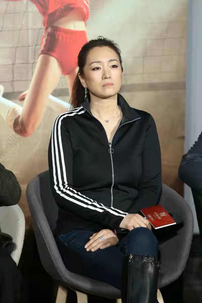 53岁巩俐牵手男友高调秀恩爱,巩俐跟丈夫牵手走红毯好甜蜜