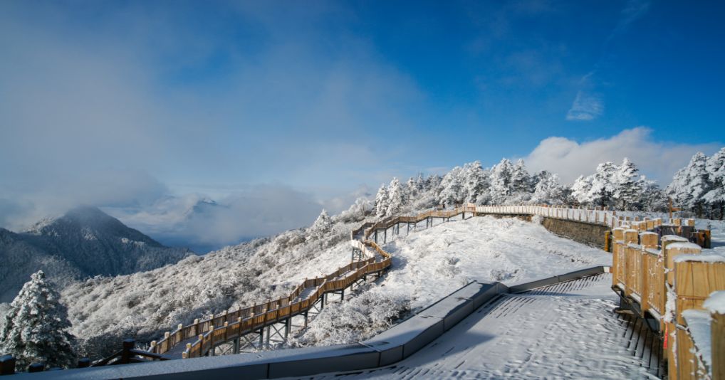 成都周边泡温泉滑雪推荐,成都滑雪泡温泉两日游