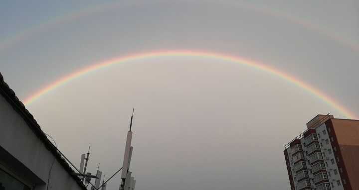 下了一天一夜的小雨,下了一天小雨傍晚居然出现了晚霞