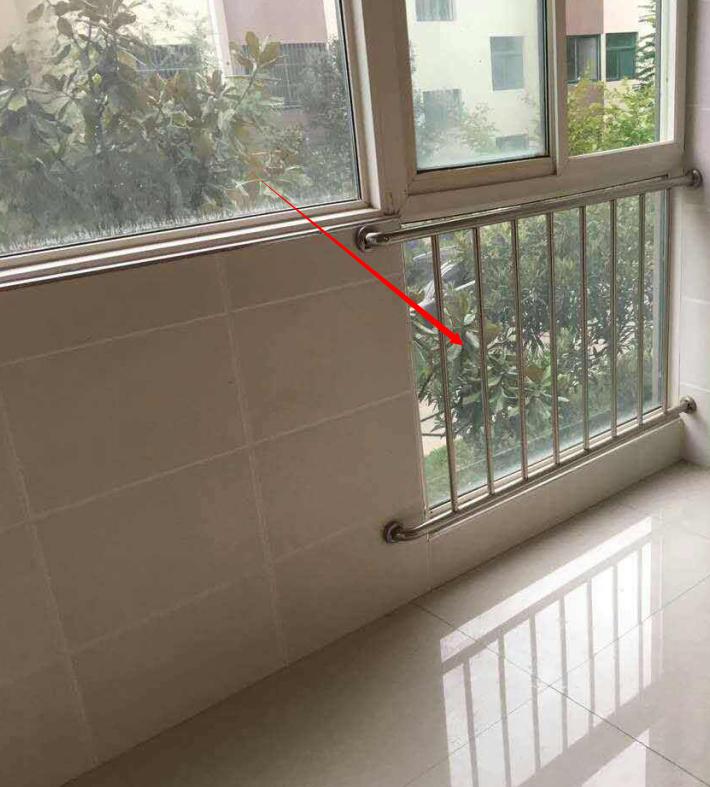 阳台外墙过高能砸吗,顶楼阳台外墙太高怎么处理