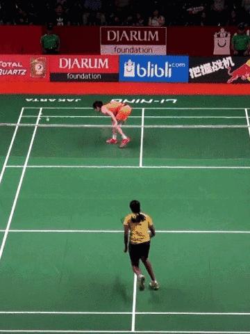 打羽毛球被动球打不到后场怎么办,羽毛球正手后场被动处理