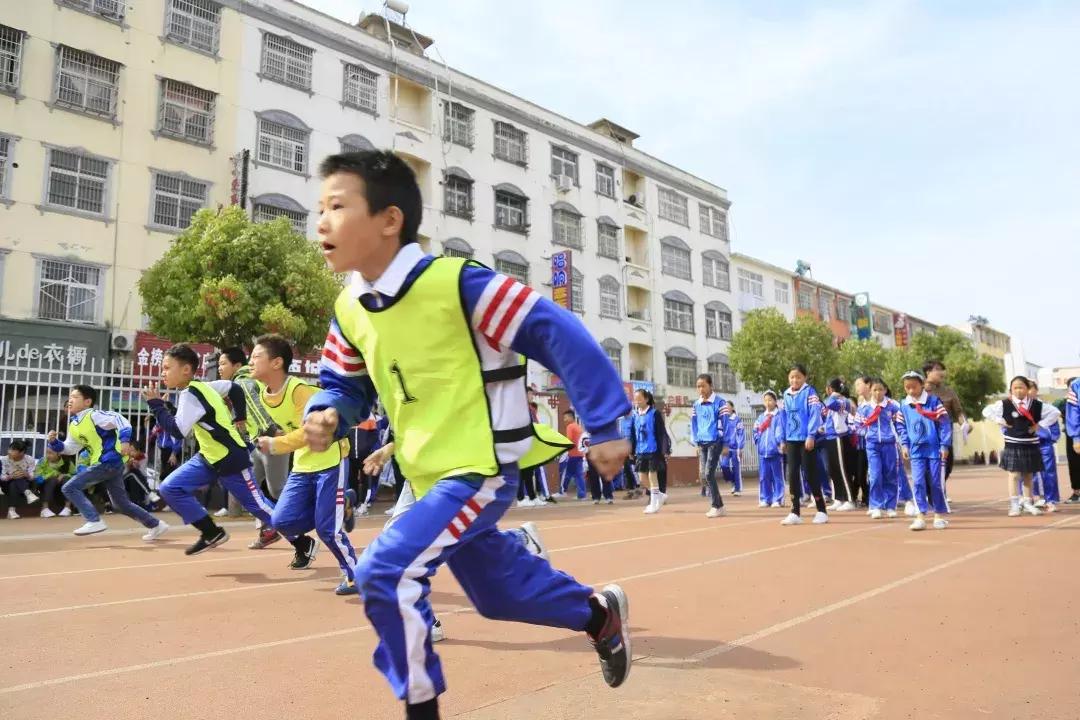 运动会接力赛淮滨小学,运动场上彩旗飘你追我赶逞英豪