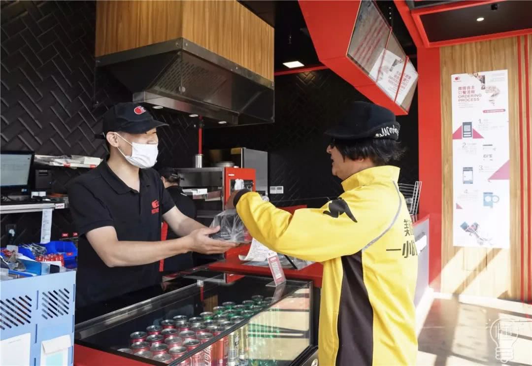 真的！这个29块9的披萨里我吃出了整整两只蟹！